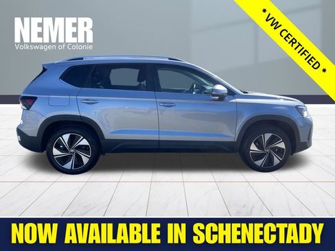 Used 2025 Volkswagen Taos SE w/ Panoramic Sunroof Package AWD/4WD image 8