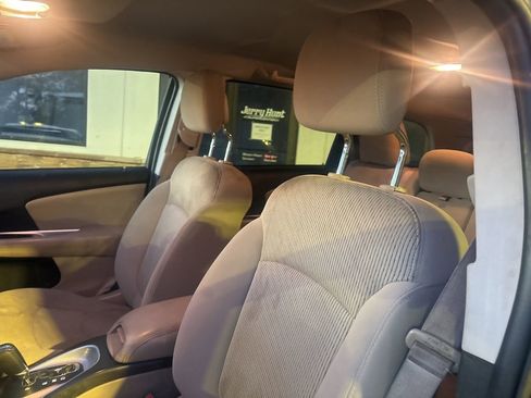 Used 2018 Dodge Journey SE image 3