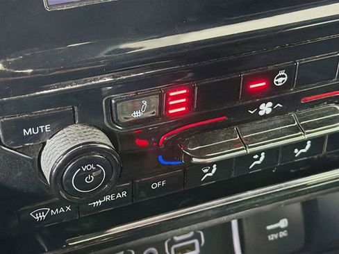 Used 2023 Jeep Grand Cherokee L Laredo image 35