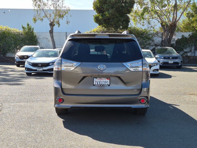 Used 2017 Toyota Sienna SE FWD image 5