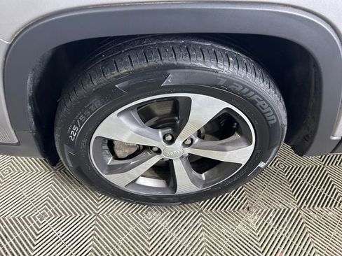 Used 2019 Jeep Cherokee Limited FWD image 11