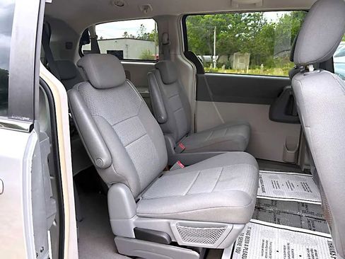 Used 2009 Chrysler Town & Country Touring FWD image 6