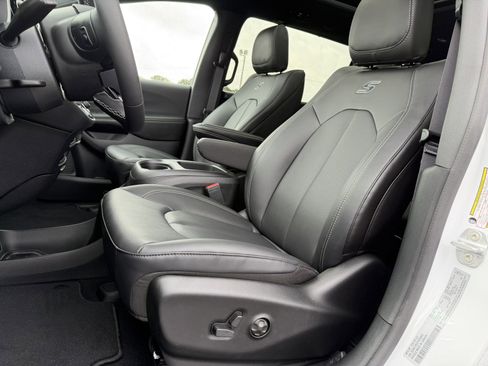 New 2026 Chrysler Pacifica Select FWD image 18