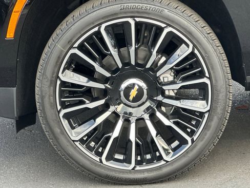 New 2026 Chevrolet Suburban High Country w/ LPO, Illumination Package image 32