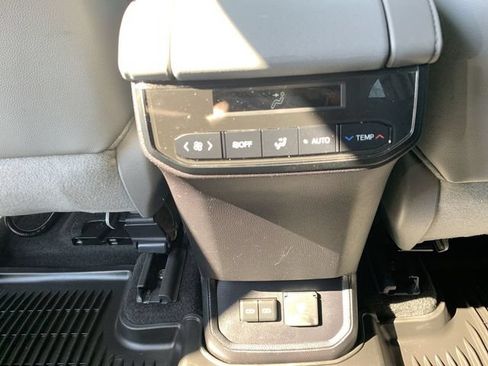 Certified 2024 Toyota Highlander Limited FWD image 33