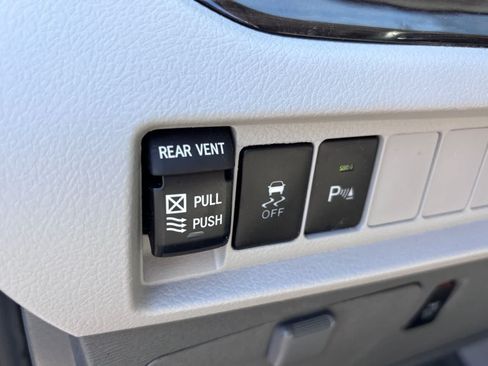 Used 2020 Toyota Sienna XLE w/ XLE Navigation Package FWD image 17