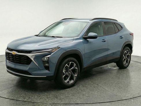Used 2025 Chevrolet Trax LT w/ LT Convenience Package FWD image 3
