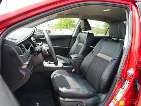 Used 2014 Toyota Camry SE FWD image 12