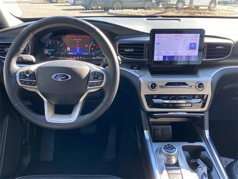 Used 2021 Ford Explorer XLT w/ Equipment Group 202A image 8
