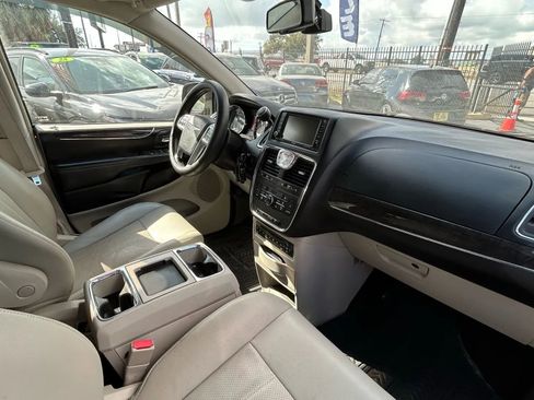 Used 2011 Chrysler Town & Country Touring-L w/ Entertainment Group #2 image 15