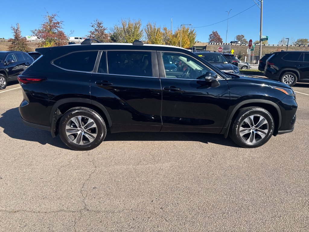 Used 2024 Toyota Highlander XLE AWD/4WD image 10
