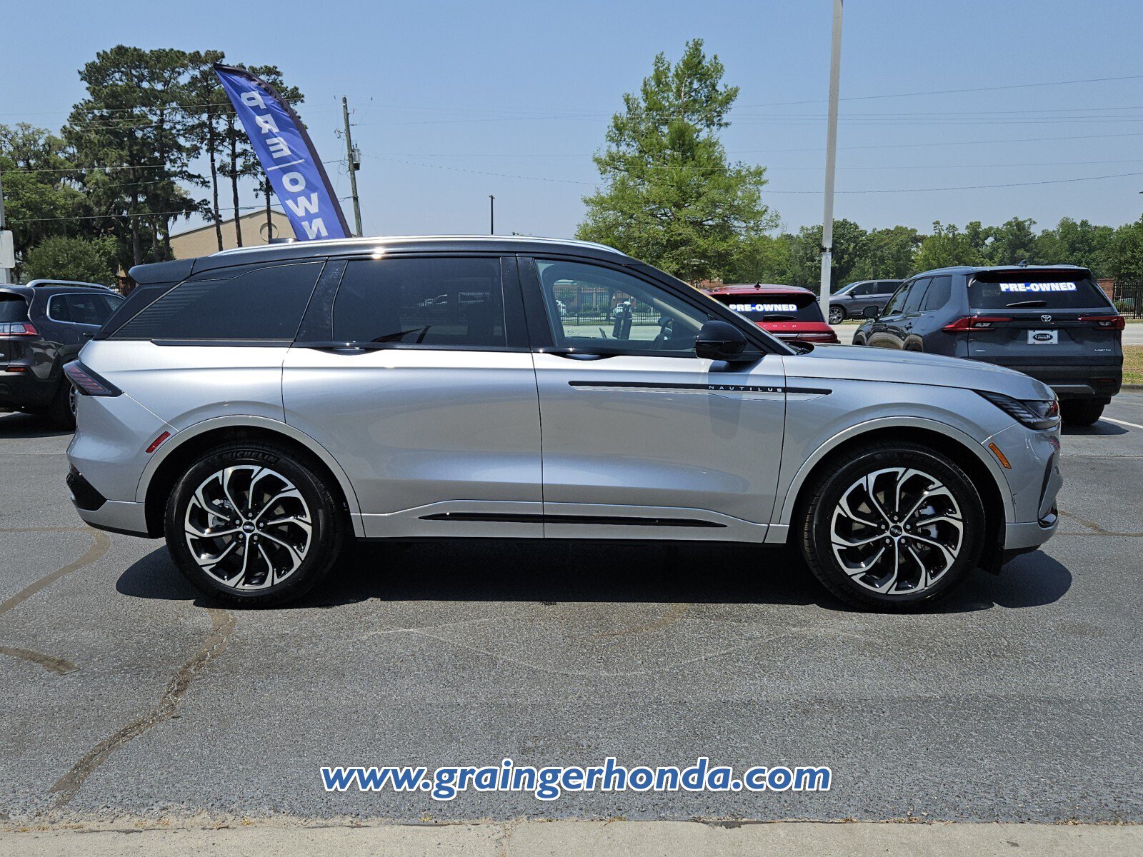 Used 2025 Lincoln Nautilus Reserve AWD/4WD image 6