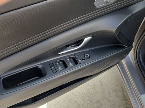 Used 2022 Hyundai Elantra Limited FWD image 11