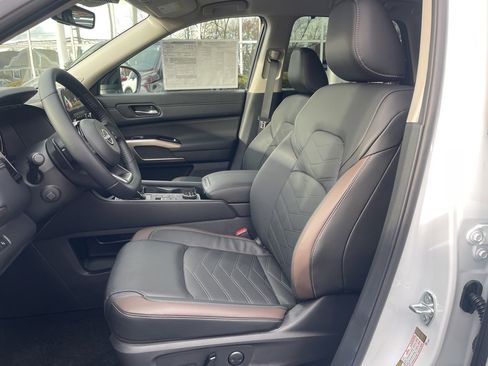 New 2025 Nissan Pathfinder Platinum image 18