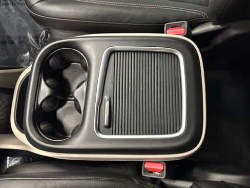 Used 2022 Chrysler Pacifica Touring-L FWD image 18