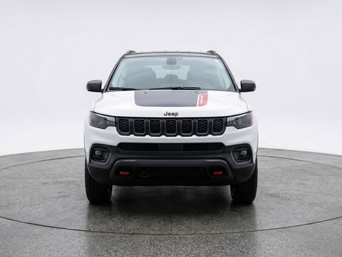 Used 2025 Jeep Compass Trailhawk AWD/4WD image 2