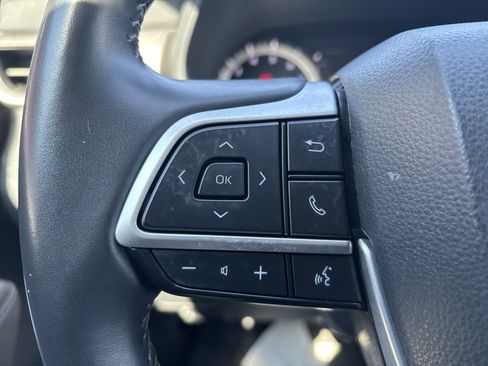 Used 2024 Toyota Highlander LE AWD/4WD image 20