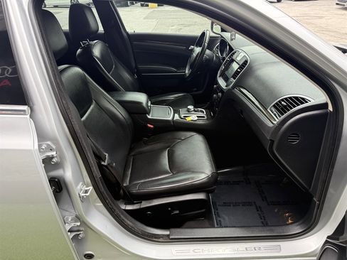 Used 2020 Chrysler 300 Limited image 18