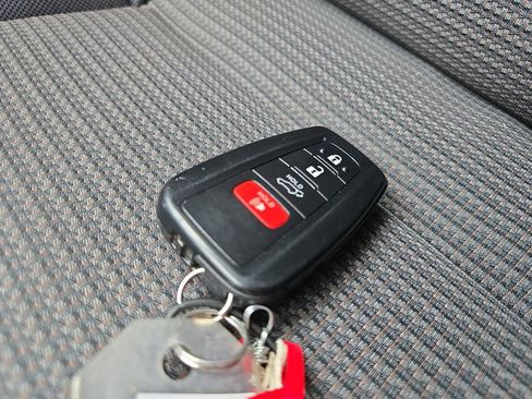 Used 2023 Toyota Highlander LE AWD/4WD image 31