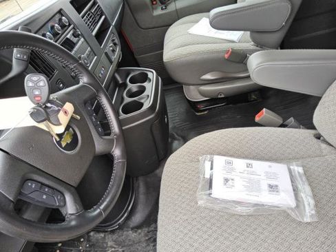 Used 2024 Chevrolet Express 3500 Extended image 8