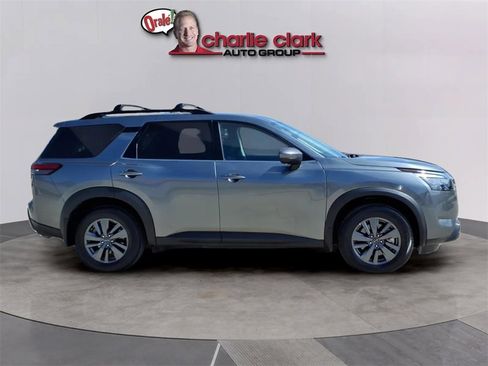 Used 2024 Nissan Pathfinder SV image 6