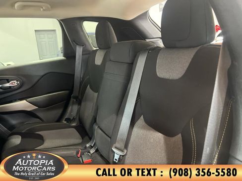 Used 2017 Jeep Cherokee Sport image 18