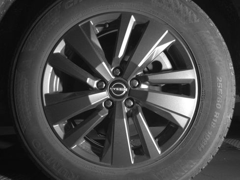 Used 2025 Nissan Pathfinder SV image 14