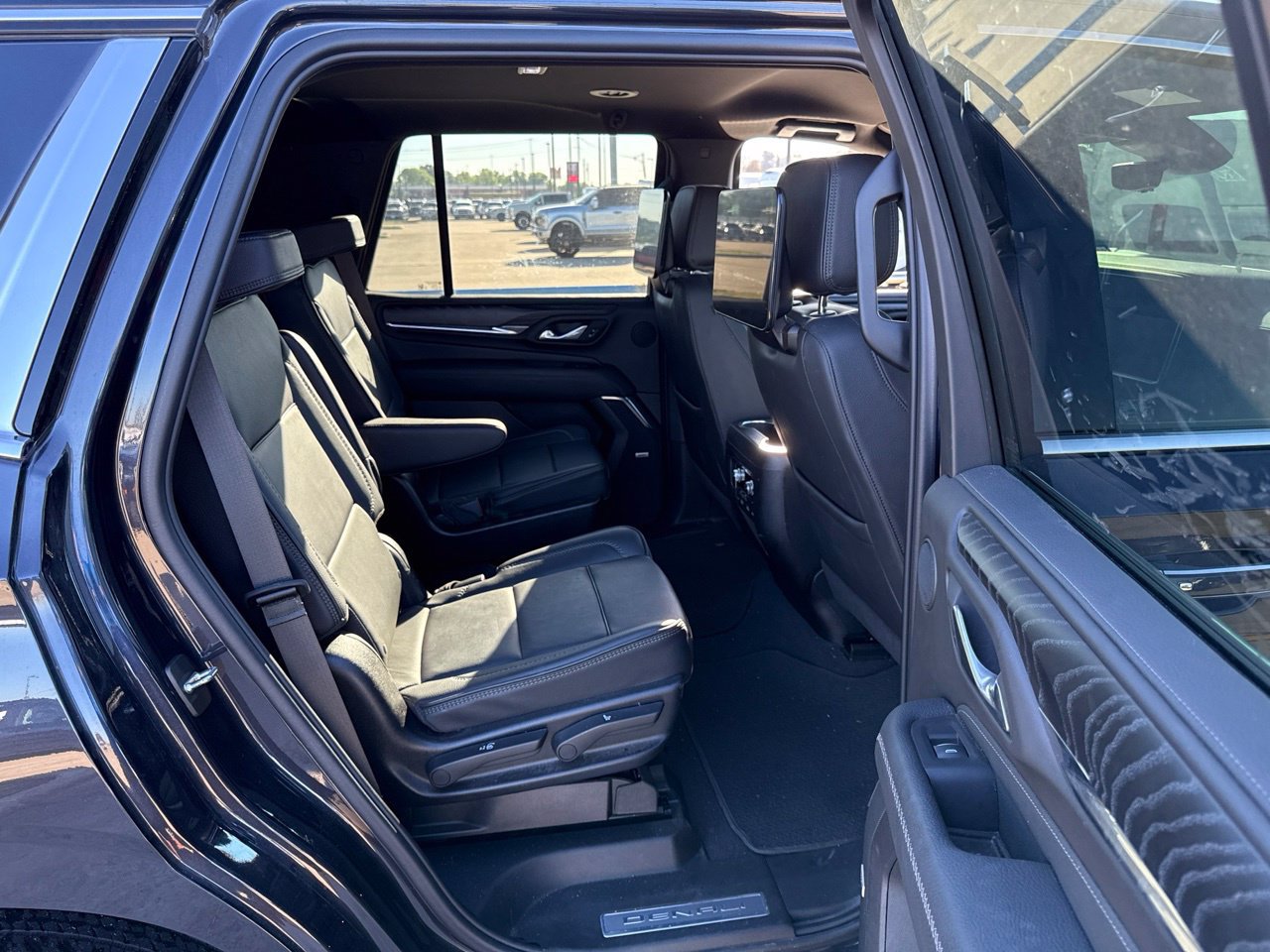 Used 2024 GMC Yukon Denali w/ Advanced Technology Package AWD/4WD image 12