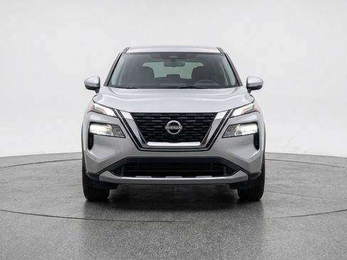 Used 2025 Nissan Rogue SV image 2