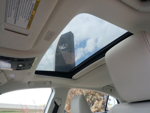 Used 2024 Lexus ES 350 w/ Premium Package image 11