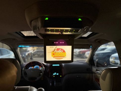 Used 2006 Toyota Sienna XLE image 35