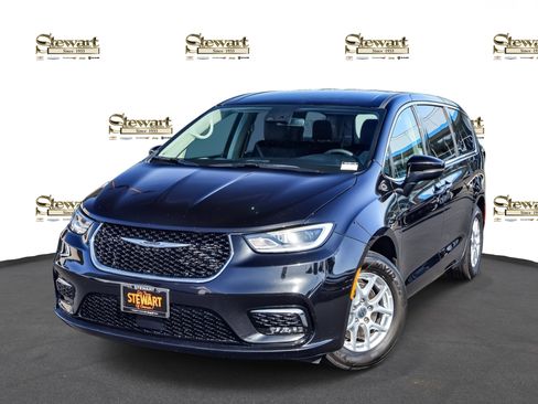 Used 2023 Chrysler Pacifica Touring-L image 1