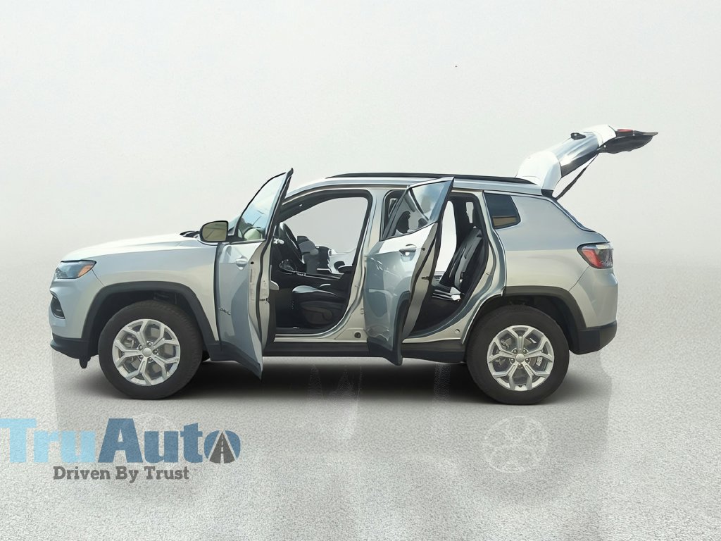 Used 2024 Jeep Compass Latitude AWD/4WD image 13