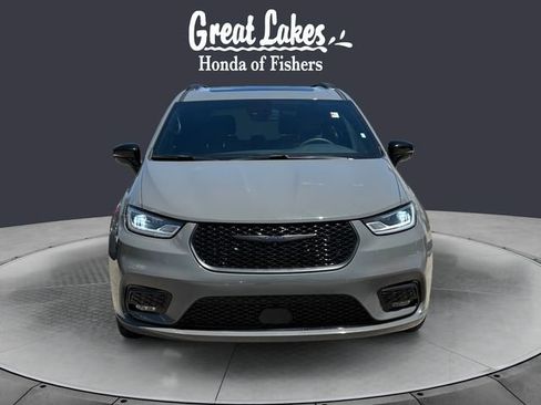 Used 2025 Chrysler Pacifica Limited FWD image 8