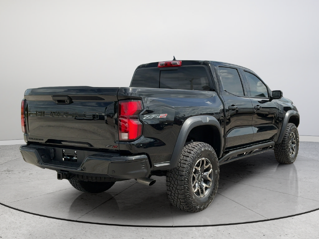 Used 2026 Chevrolet Colorado ZR2 w/ Technology Package AWD/4WD image 6