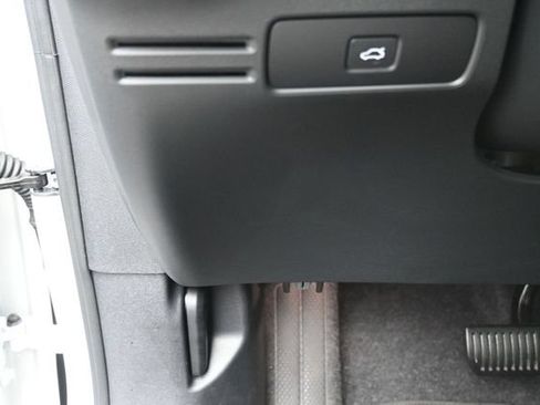 Used 2025 Volvo XC40 B5 Ultra AWD/4WD image 16