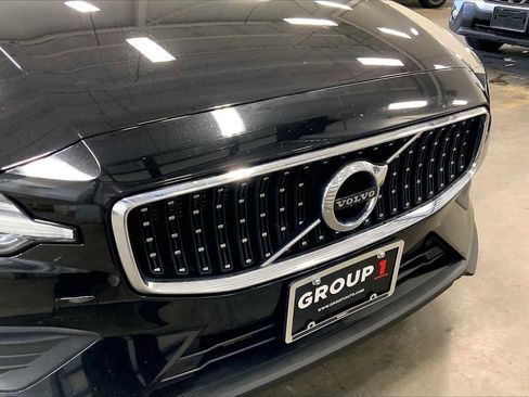 Used 2021 Volvo V60 T5 Cross Country image 26