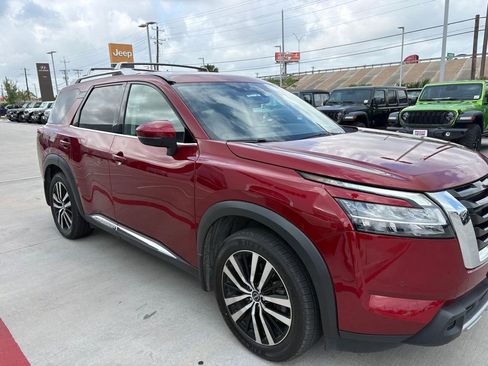 Used 2024 Nissan Pathfinder Platinum image 1