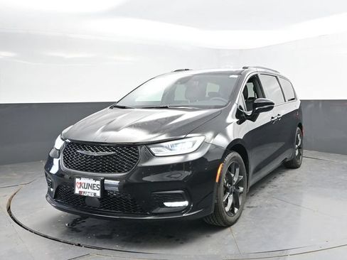 Used 2025 Chrysler Pacifica Limited FWD image 6