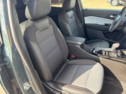 Used 2025 Chevrolet Trax LT image 34