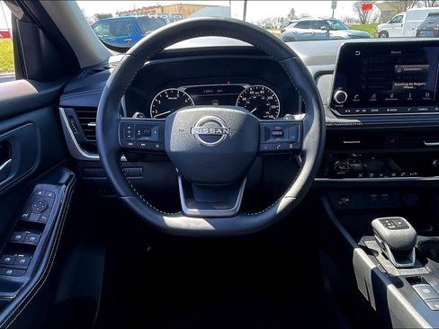 Used 2025 Nissan Rogue SV image 5