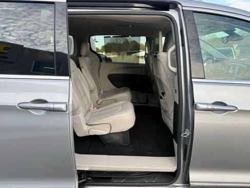 Used 2017 Chrysler Pacifica Touring-L Plus w/ Tire & Wheel Group image 20