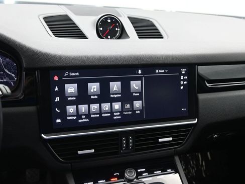 Used 2022 Porsche Cayenne AWD/4WD image 18