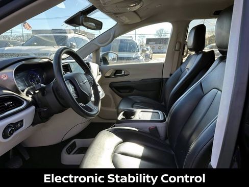 Used 2023 Chrysler Pacifica Touring-L image 19