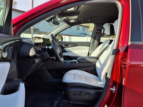 Used 2024 Chevrolet Traverse RS image 21