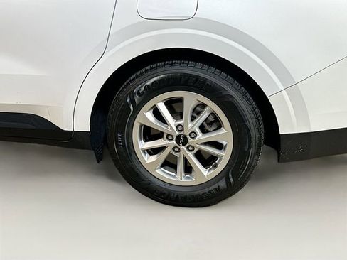 Used 2023 Kia Carnival LX image 6