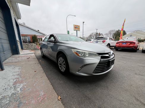 Used 2015 Toyota Camry LE image 4
