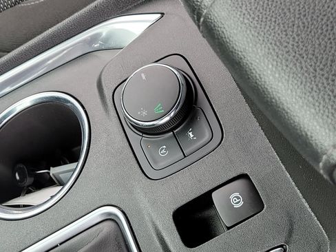 Used 2023 Chevrolet Traverse LT FWD image 28