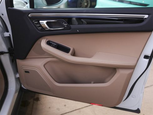 Used 2025 Porsche Macan image 37