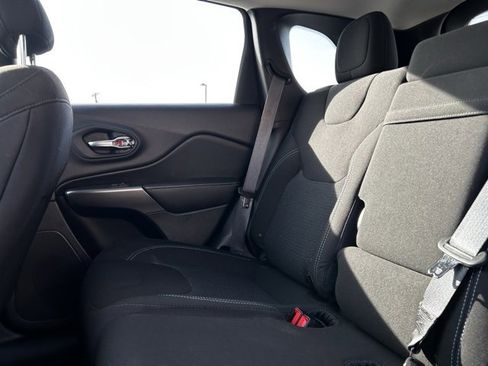 Used 2019 Jeep Cherokee Latitude w/ Cold Weather Group image 17